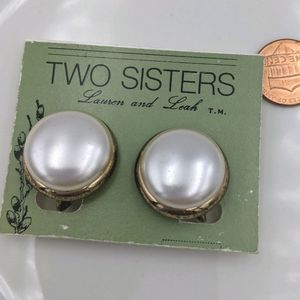 ✨3 for 25✨Two Sisters Faux Pearl Button Earings